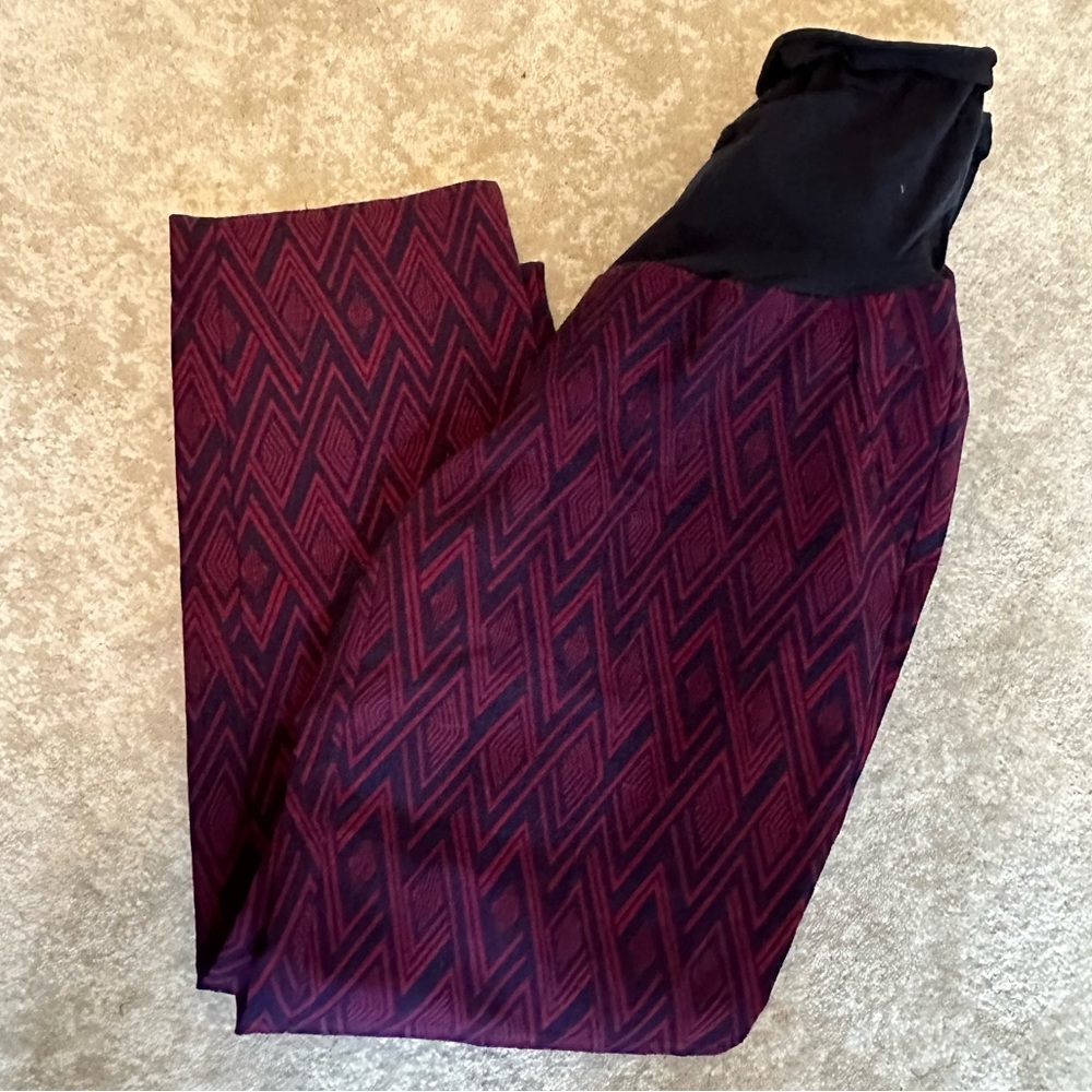 Pea in the Pod maternity navy and maroon tribal print cropped pants. Size L